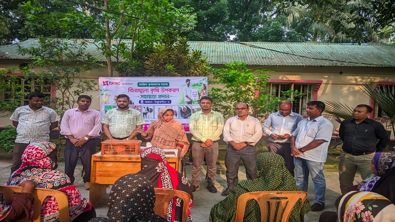 বীরগঞ্জে কৃষি উন্নয়নে ব্র্যাকের উদ্যোগ,হাঁসের বাচ্চা ও মাছের পোনা বিতরণ